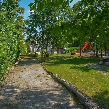 In Mit Grill, Garten Und Gemeinschaftlichem Pool
