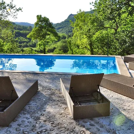 In Mit Grill, Garten Und Gemeinschaftlichem Pool Dom wakacyjny