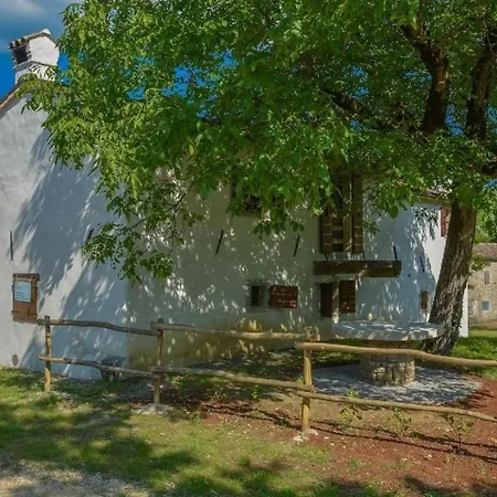 In Mit Grill, Garten Und Gemeinschaftlichem Pool Holiday home Kotli
