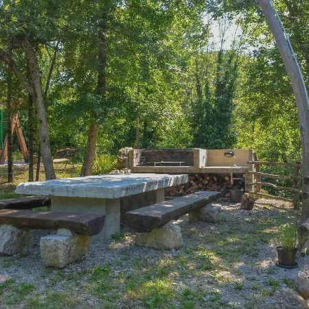 In Mit Grill, Garten Und Gemeinschaftlichem Pool Holiday home *