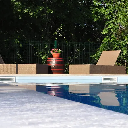 In Mit Grill, Garten Und Gemeinschaftlichem Pool بيت للعطل