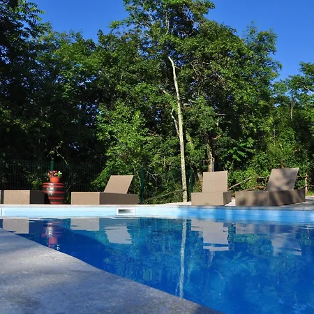 In Mit Grill, Garten Und Gemeinschaftlichem Pool